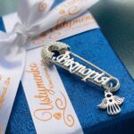 Шпилька срібна Вікторія з фіанітами і янголом