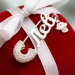 Шпилька срібна Лев з фіанітами і янголом