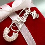 Срібна шпилька Мілана з фіанітами і янголом