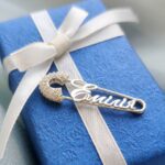 Срібна шпилька Емілія з білими камінчиками