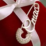 Срібна шпилька Стас з білими камінчиками