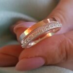 Срібна каблучка з золотом і доріжкою фіанітів