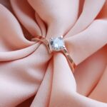 Каблучка для заручин срібна з золотом і камінчиком