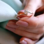 Каблучка для заручин срібна з золотом і камінчиком - Image 2