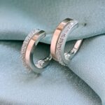 Класичні срібні сережки з золотою пластиною в оздобленні яскравих камінчиків - Image 2